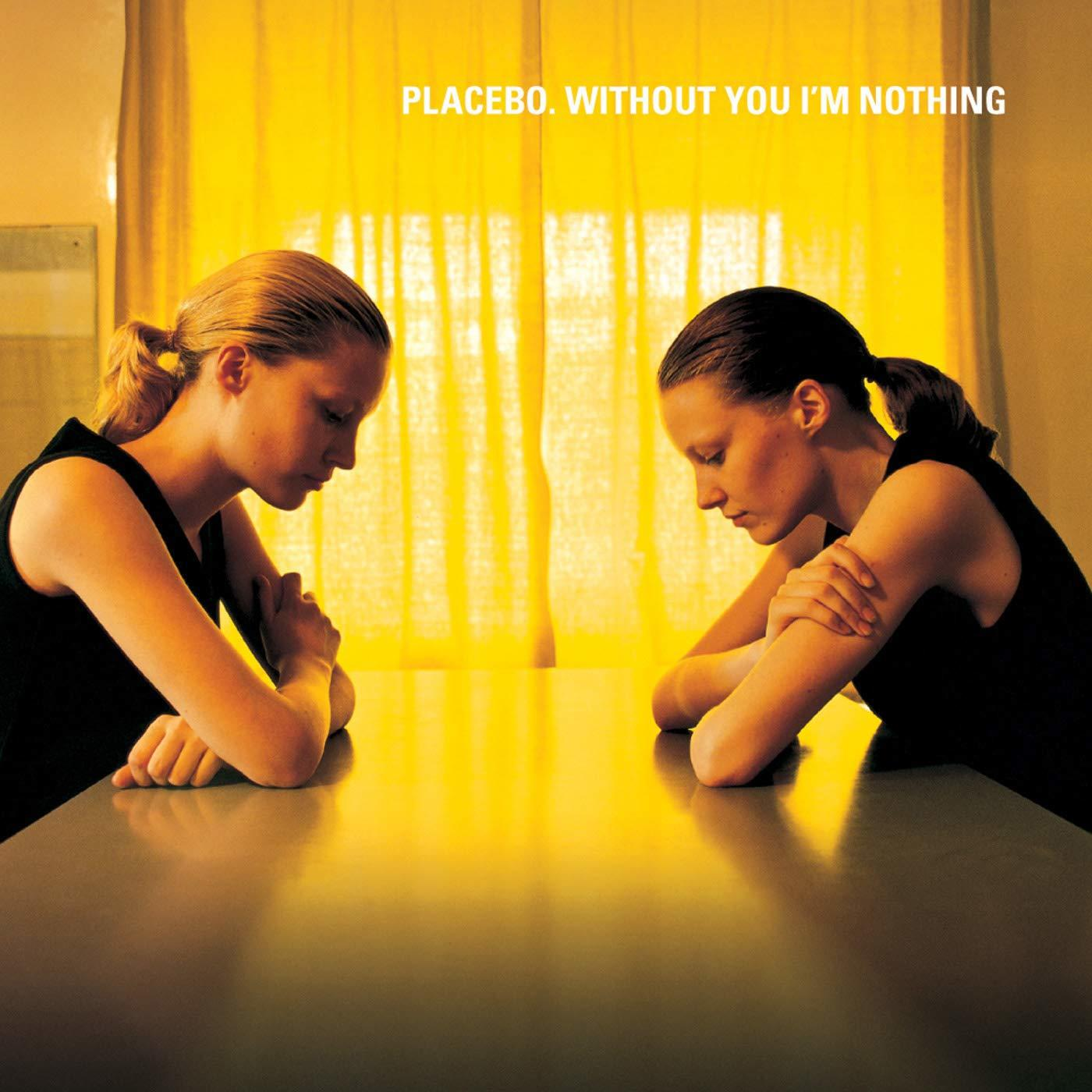 Két nő egymással szemben egy asztalnál. Sárga háttér, Placebo album borító.