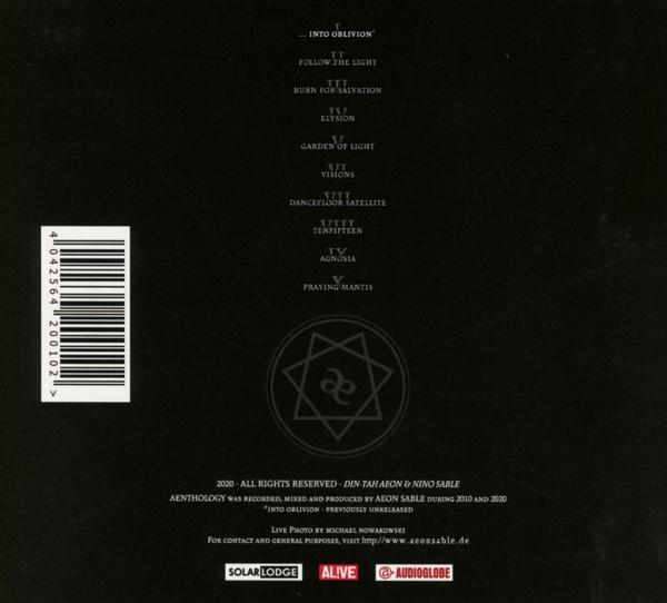Albumcover mit Titelliste und Credits. Schwarzer Hintergrund mit weißem Text und Logo.