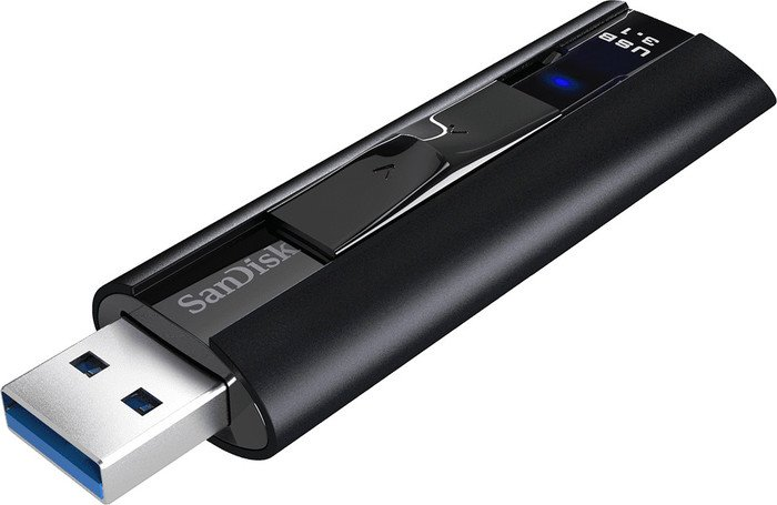 Ein schwarzer und silberner SanDisk USB 3.1-Flash-Laufwerk mit blauem Licht.