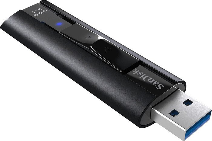 Schwarz-grauer USB-Stick, schräge Ansicht. Der Markenname 'SanDisk' ist sichtbar.