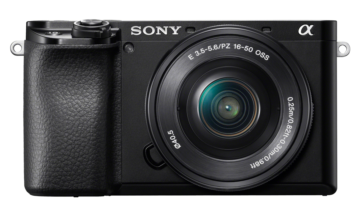 Fotocamera Sony nera con obiettivo. Vista frontale. Obiettivo e ghiera.