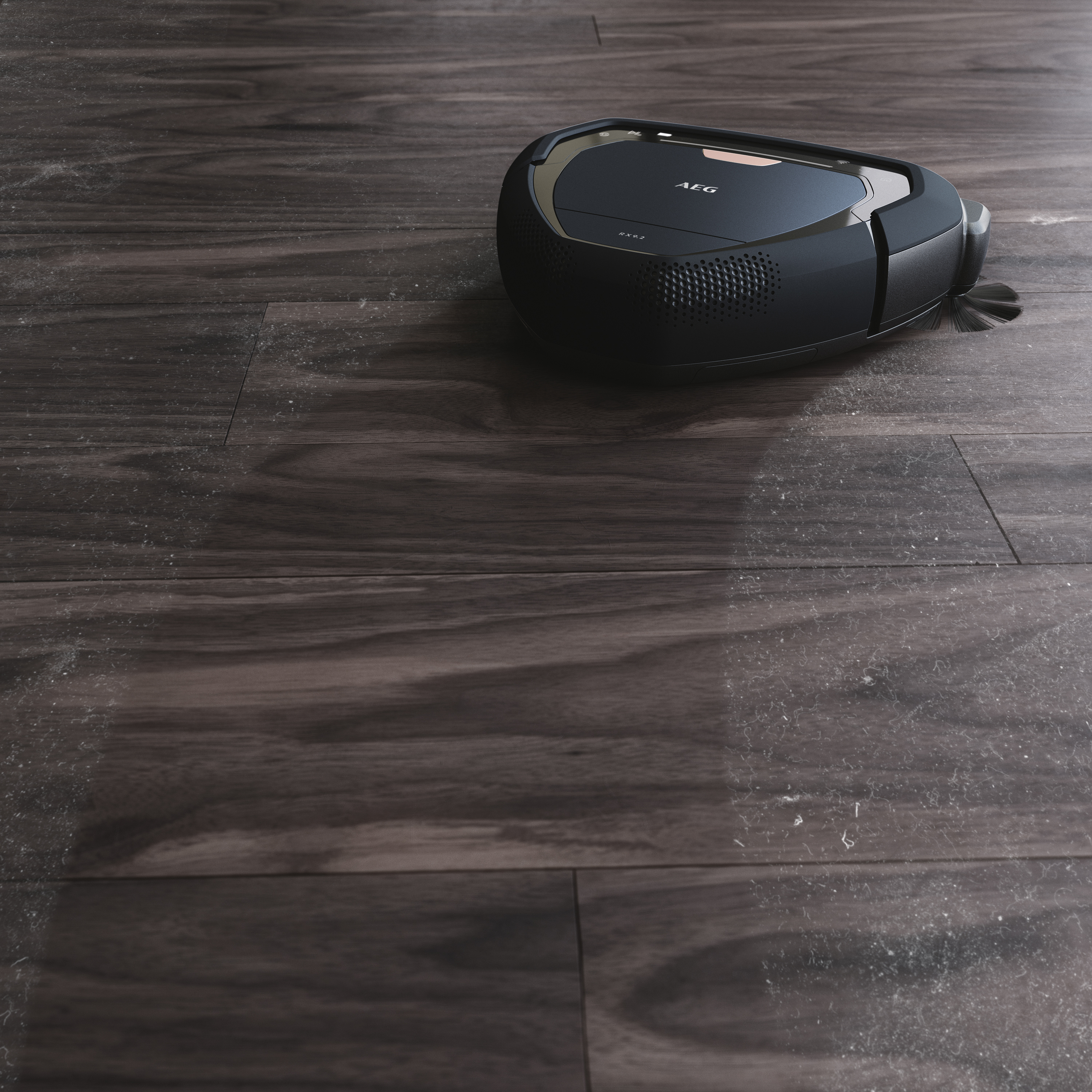 Een zwarte robotstofzuiger op een donkere houten vloer, aan het schoonmaken. De vloer is vuil.