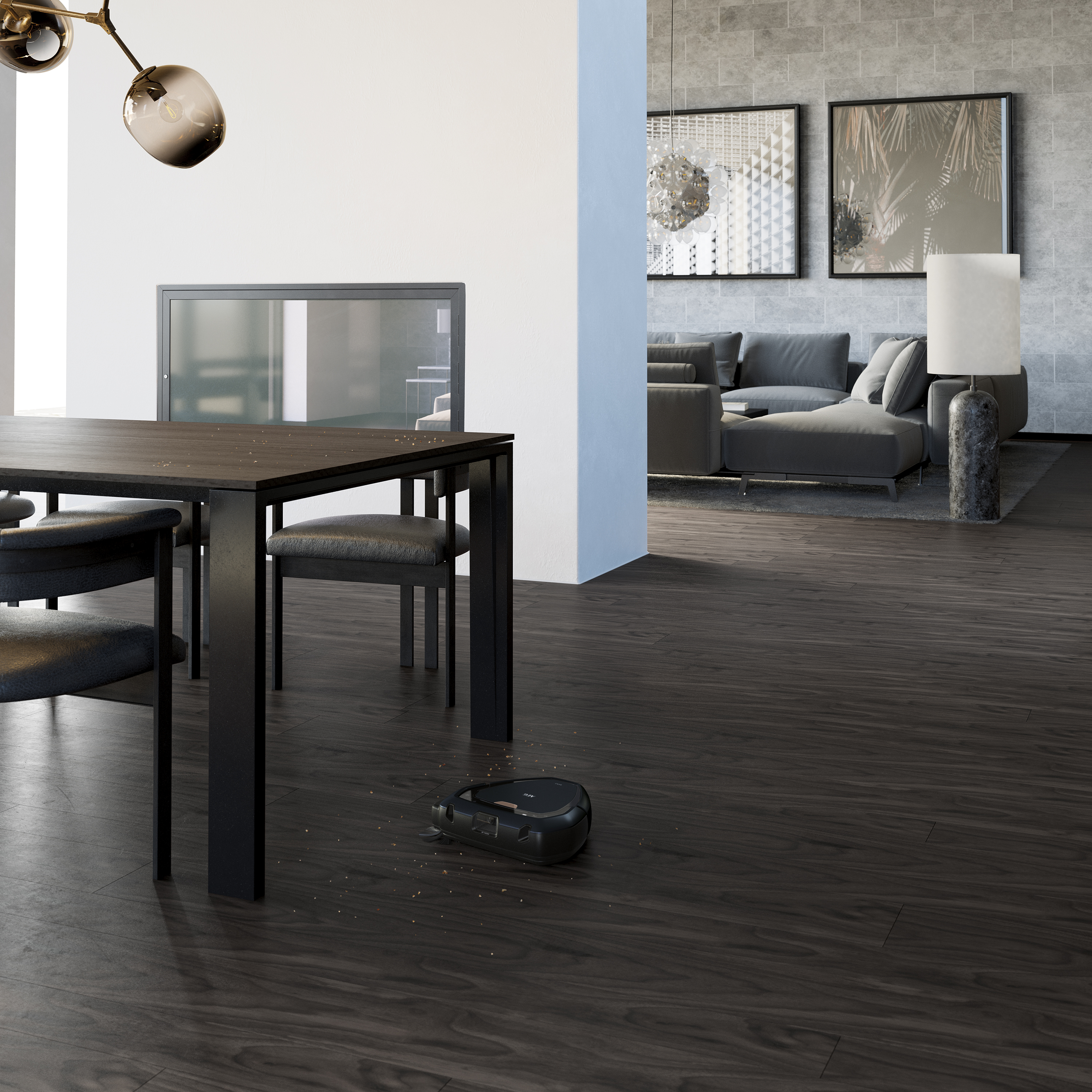 Een woonkamer met donkere houten vloeren heeft een robotstofzuiger die schoonmaakt. Een tafel en een bank staan in de scène.