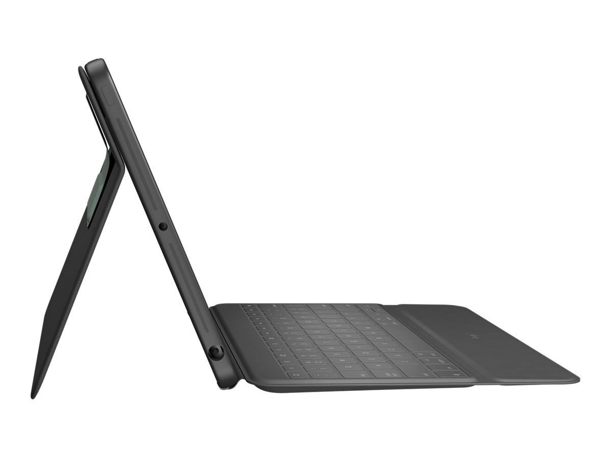 Ein Tablet mit dunklergrauer Tastaturhülle, in einem Winkel, auf weißem Hintergrund.