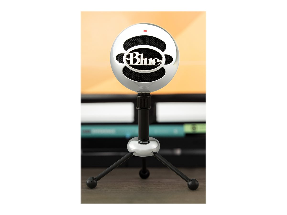Ein silbernes Blue Yeti USB-Mikrofon auf einem kleinen schwarzen Stativ.