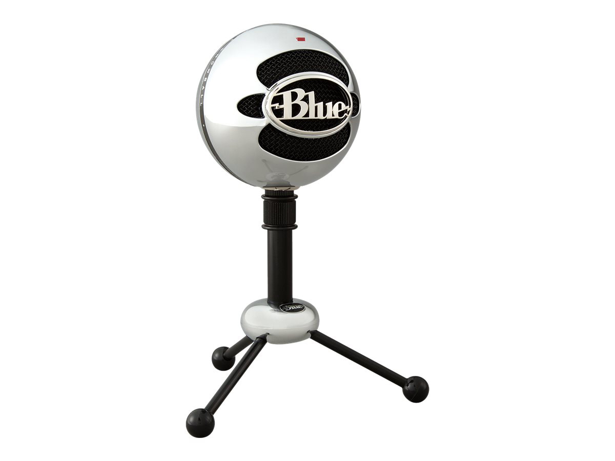 Ein silbernes Blue Yeti Mikrofon auf einem silber-schwarzen Ständer, vor weißem Hintergrund.