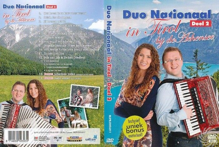 Man en vrouw met accordeon voor berg- en merenlandschap.