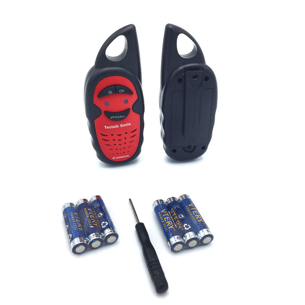 Zwei Walkie-Talkies, Batterien und ein Schraubendreher auf Weiß.