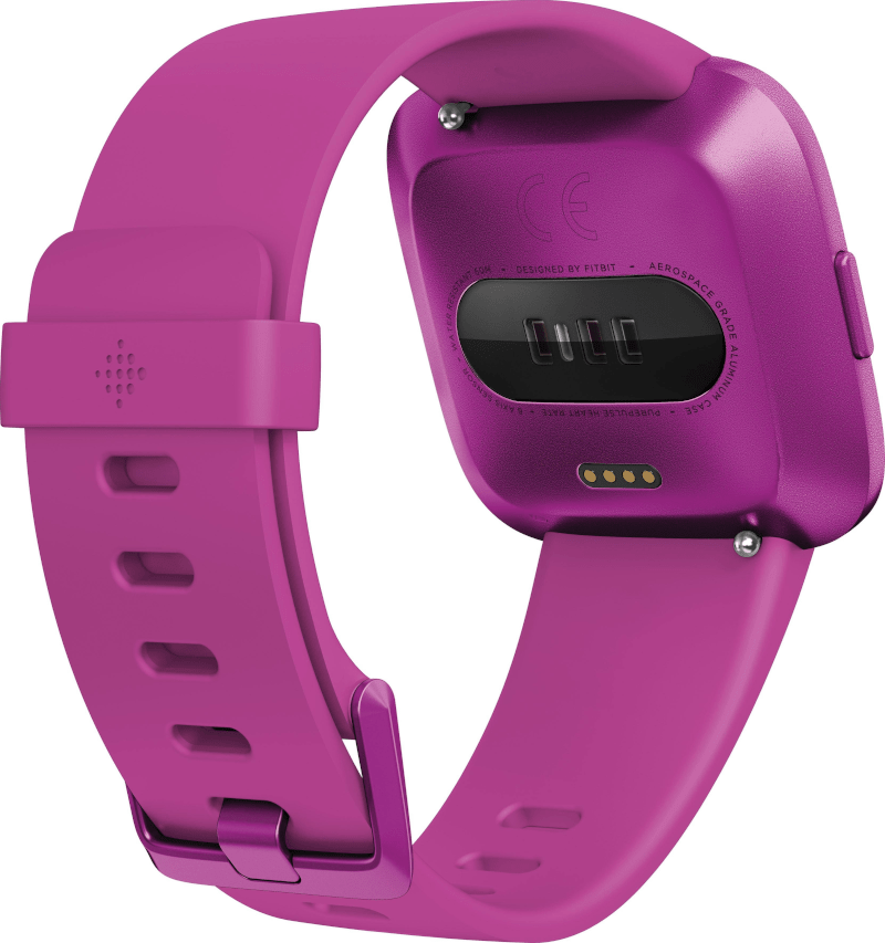 Eine lila Fitbit Versa 2 Smartwatch. Die Rückseite zeigt die Sensoren, das Armband ist befestigt. Die Uhr ist abgewinkelt.