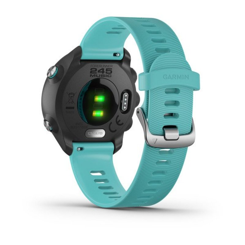 Egy Garmin Forerunner 245 Music óra türkizkék szíjjal. Az óralap fekete, a szíj türkiz. A hátulján érzékelők láthatók.