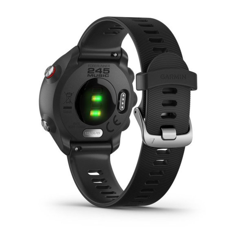 Fekete Garmin Forerunner 245 Music okosóra. Fekete szíjjal, ezüst csattal és zöld pulzusmérő érzékelőkkel.