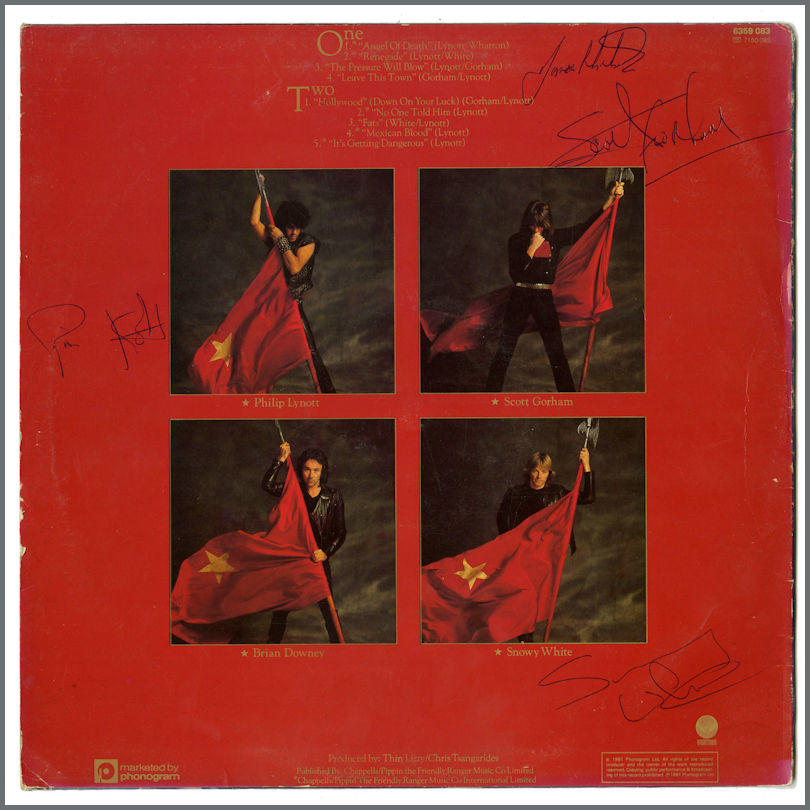 Pochette d'album avec quatre photos de membres du groupe avec des drapeaux et des autographes.