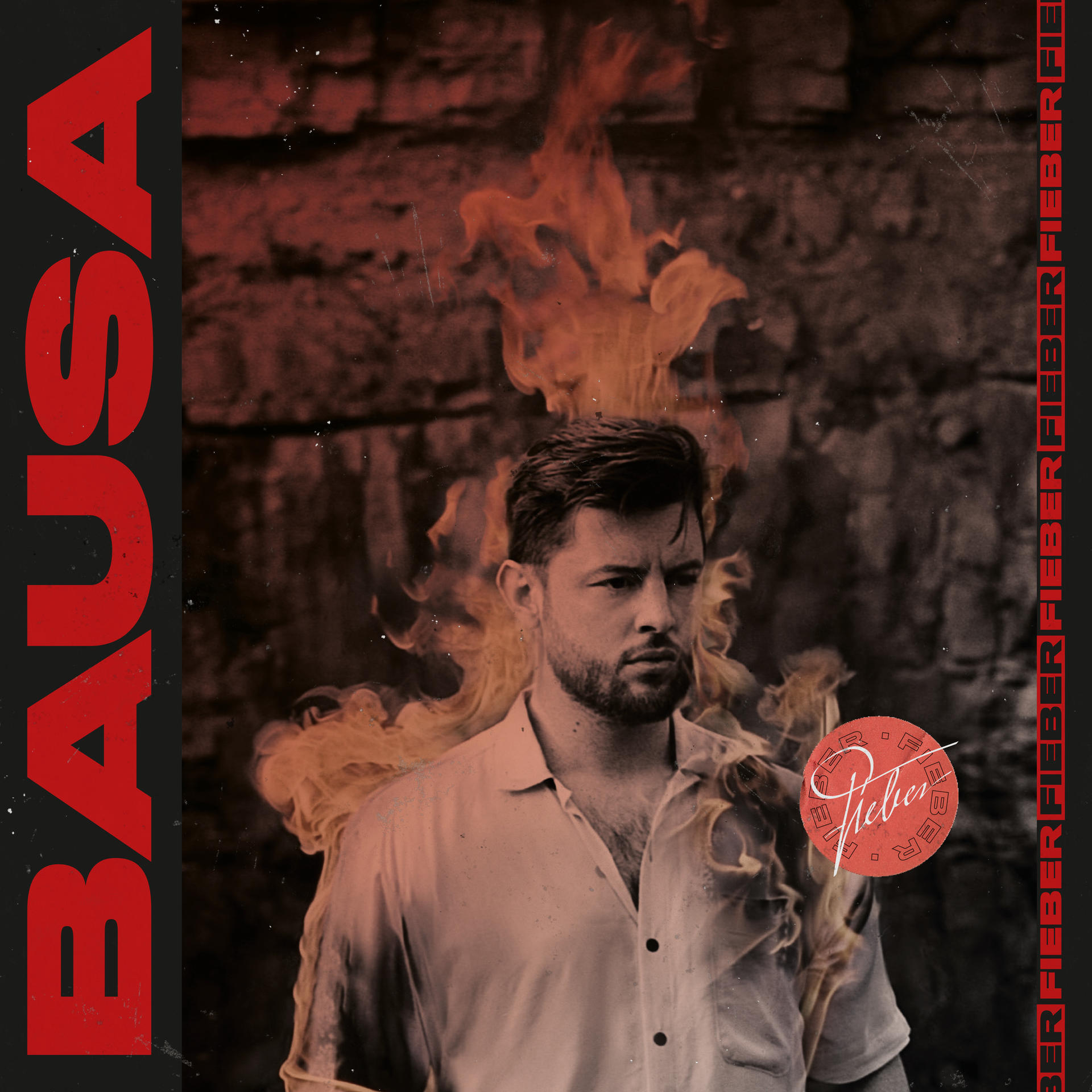 Albumcover mit einem Mann, der vor Flammen nach unten schaut, und dem Namen "BAUSA" in Rot.