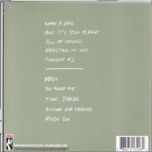 Une pochette de CD avec une liste des titres et le nom de l'artiste sur fond vert clair.