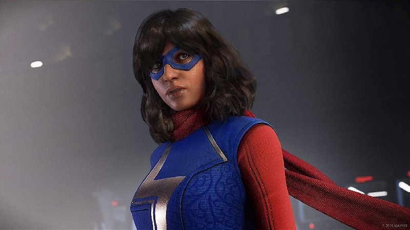 Superheroína Ms. Marvel con traje azul y rojo, mirando hacia un lado.