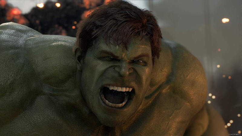 La cara de Hulk está en primer plano y gruñendo, con un fondo de explosiones.