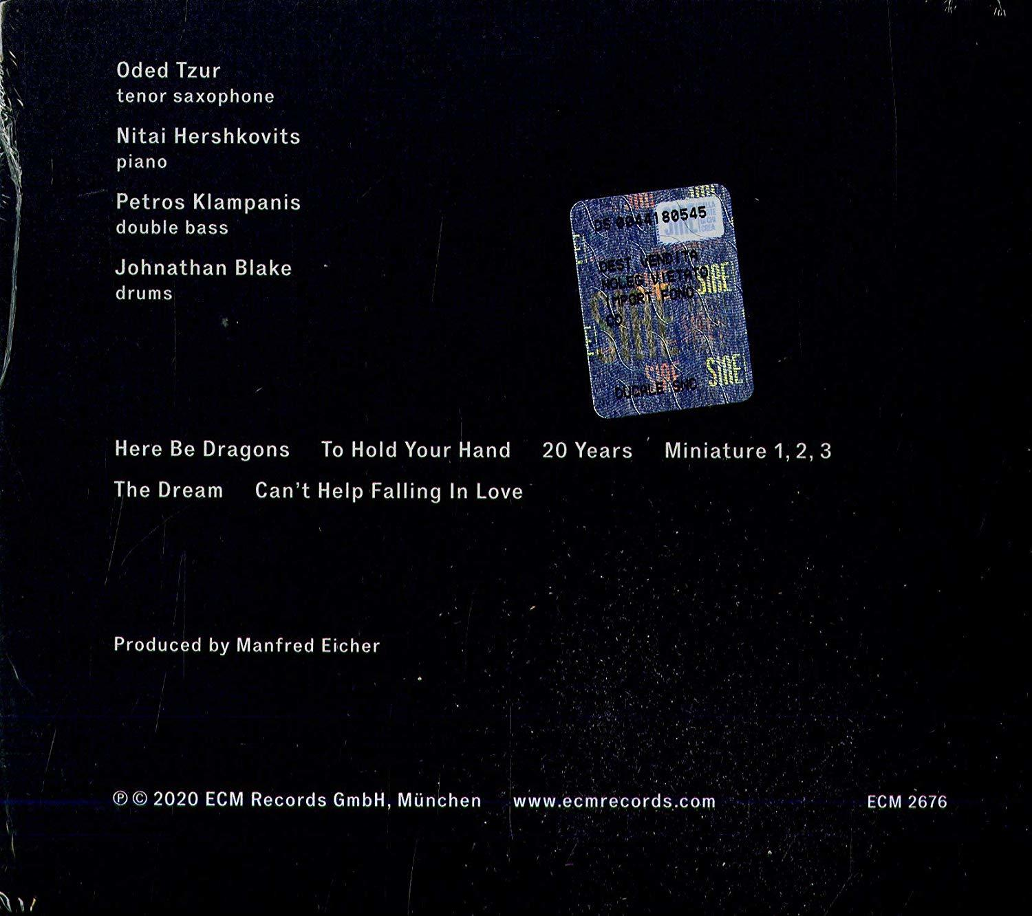 Rückseite eines Albums mit Musikern und Songtiteln. Hat einen Aufkleber und einen schwarzen Hintergrund.