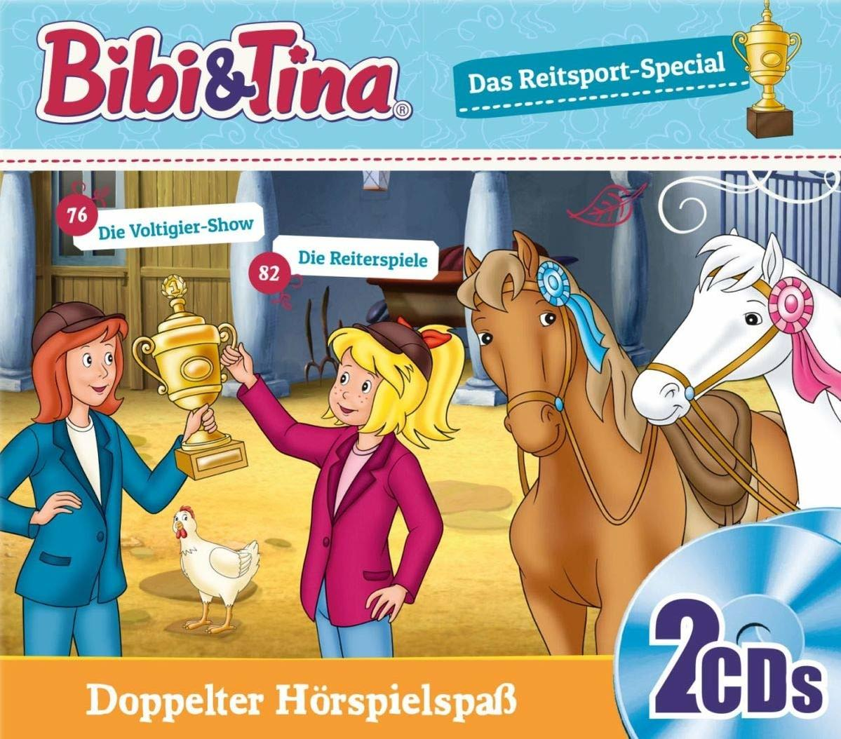 Bibi & Tina Cover. Zwei Mädchen halten eine Trophäe und 2 Pferde mit Bändern, ein Huhn steht.