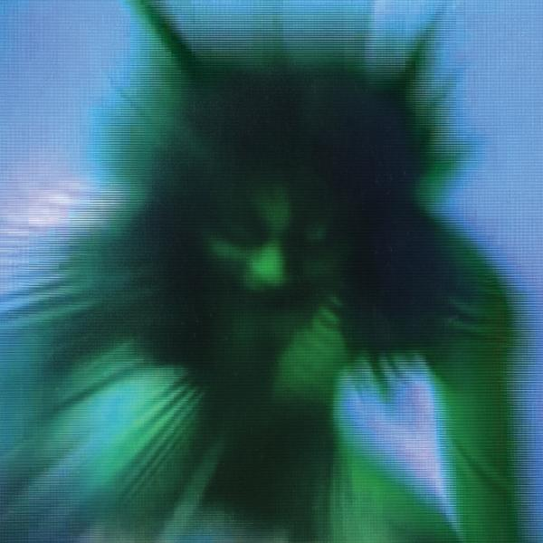 Image abstraite et floue d'une personne avec des accents verts, sur fond bleu.