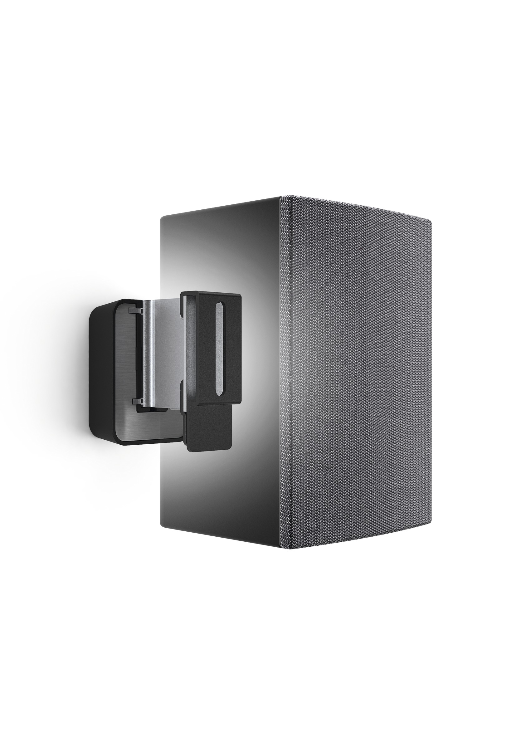 Altavoz montado en una pared con un soporte. Blanco y negro.