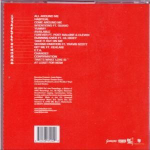 Parte trasera de una caja de CD. Muestra la lista de canciones y créditos sobre fondo rojo.
