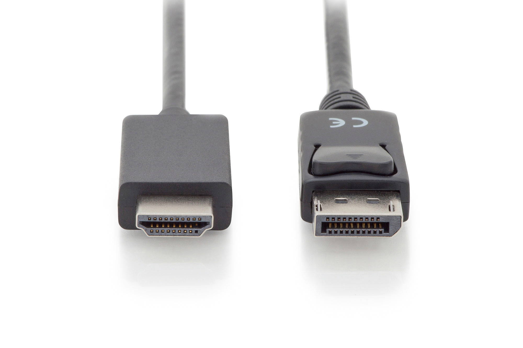 Ein HDMI- und ein DisplayPort-Stecker auf weißem Hintergrund.