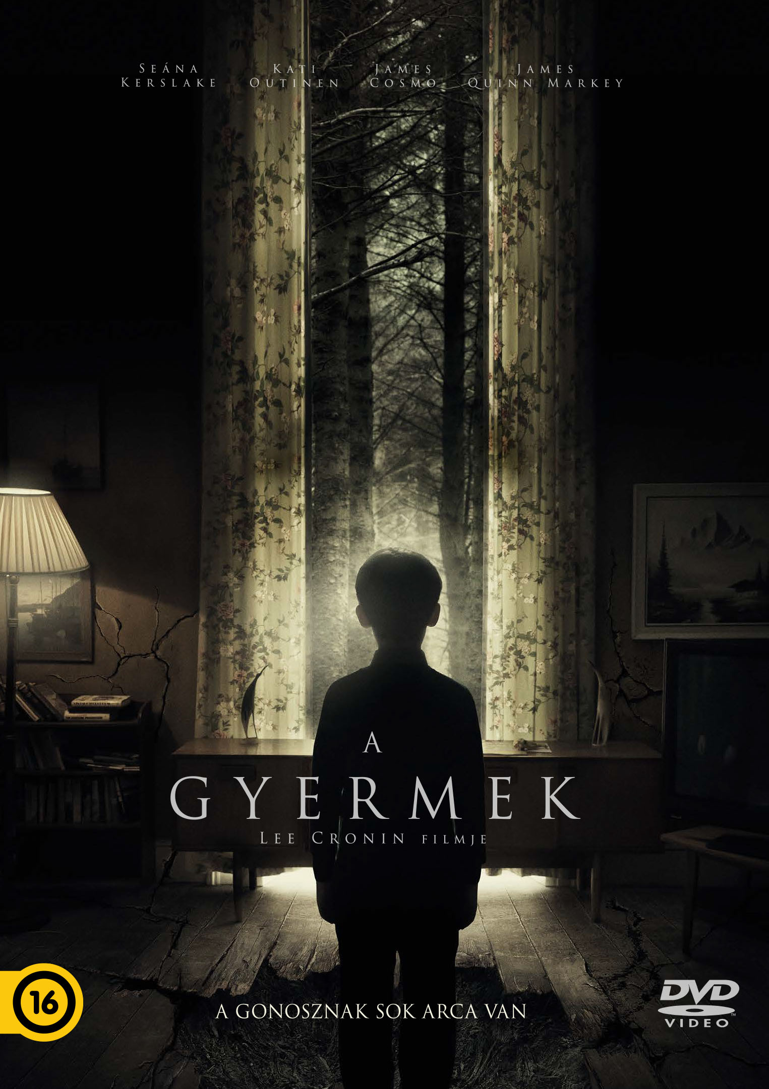 Filmplakát. Egy gyermek egy folyosón áll, egy sötét erdő látható az ablakon keresztül.