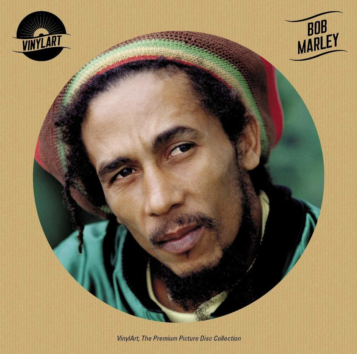 Bob Marley, Nahaufnahme, trägt einen rot, gelb, grünen Hut. Brauner Kreisrahmen auf tanfarbenem Hintergrund.