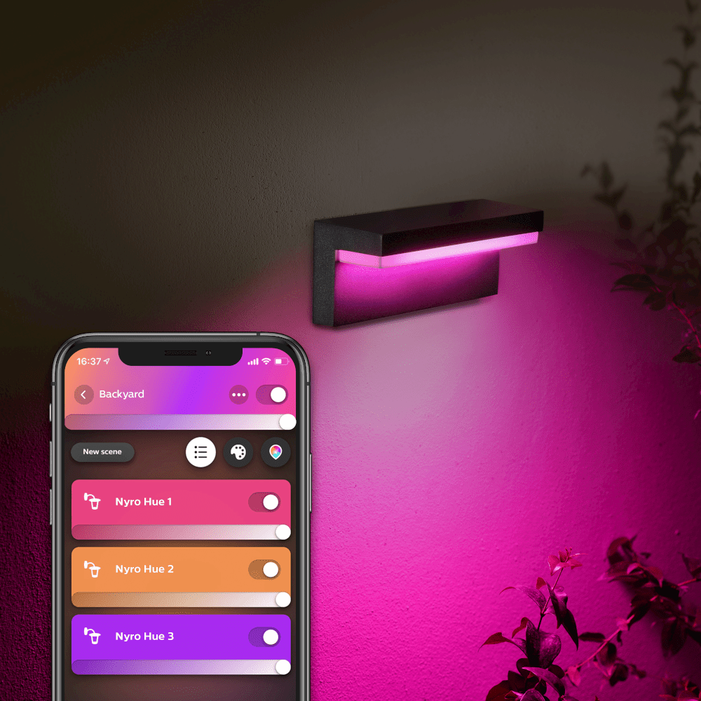 Smarte Wandleuchte mit Telefon, das eine Steuer-App anzeigt.