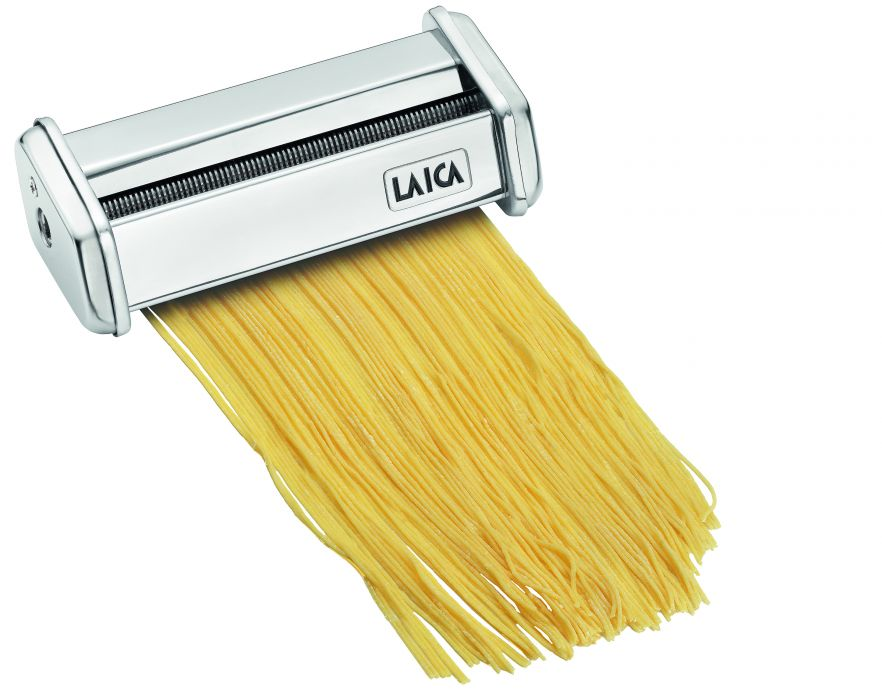Tésztagép: ezüst, LAICA márkával, spagettit készít. A gép fehér felületen van.