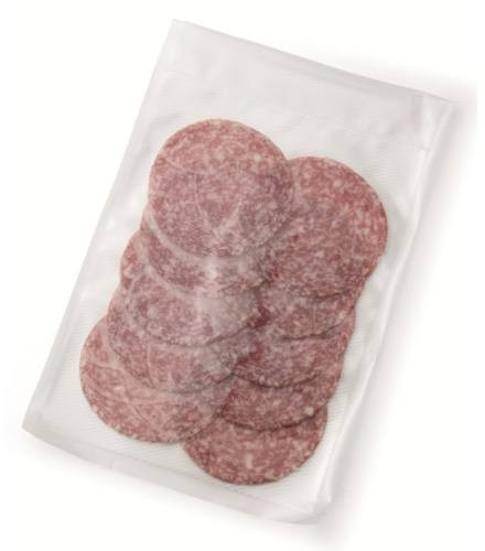 Felszeletelt szalámi átlátszó, vákuumzárt csomagban. A szalámi piros és kerek.