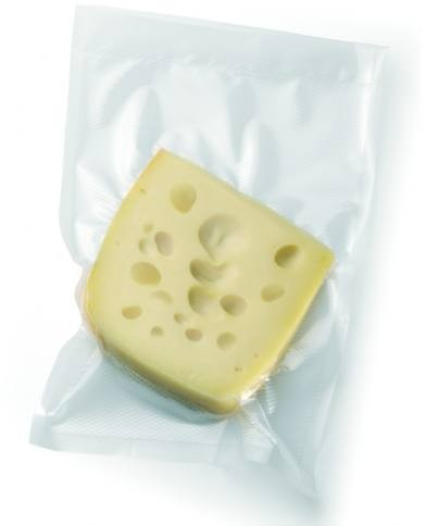 Szelet sajt vákuumzárt átlátszó műanyag zacskóban.