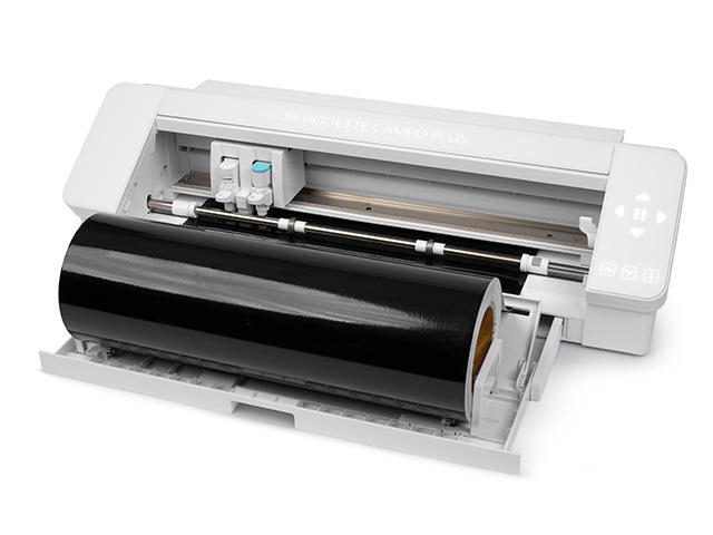 Weiße Silhouette Cameo Plus mit einer Rolle schwarzem Material. Die Maschine ist offen.