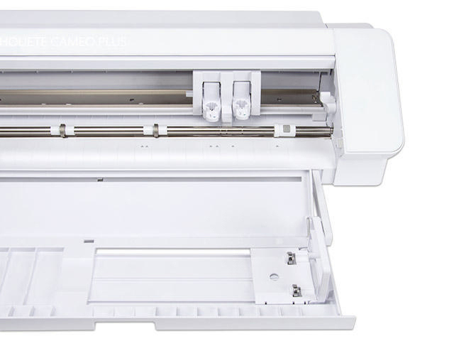 Weiße Silhouette Cameo Plus Schneidemaschine, geöffnet mit herausgezogener Ablage.