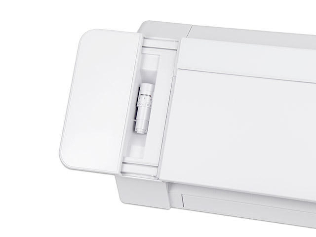 Nahaufnahme der Silhouette Cameo Plus Maschine, die ein Klingenfach zeigt.