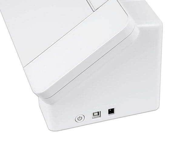 Ein weißer Drucker von hinten gesehen, mit USB-Anschluss und Power-Taste.