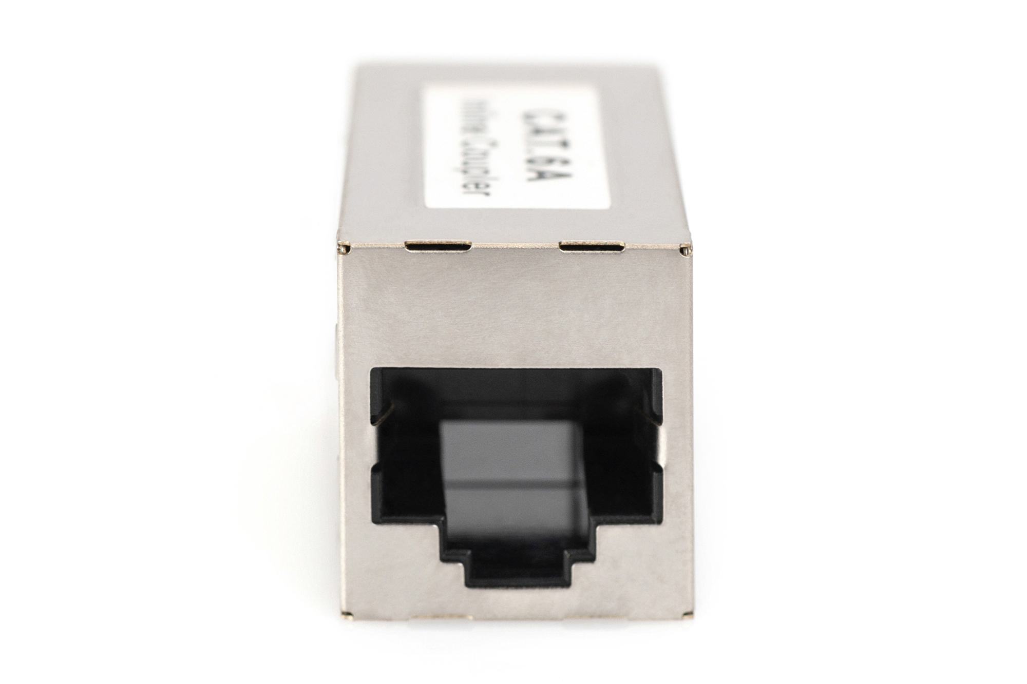 Ein silberner RJ45-Netzwerkkoppler mit einem Ethernet-Anschluss und einer weißen Aufschrift auf weißem Hintergrund.