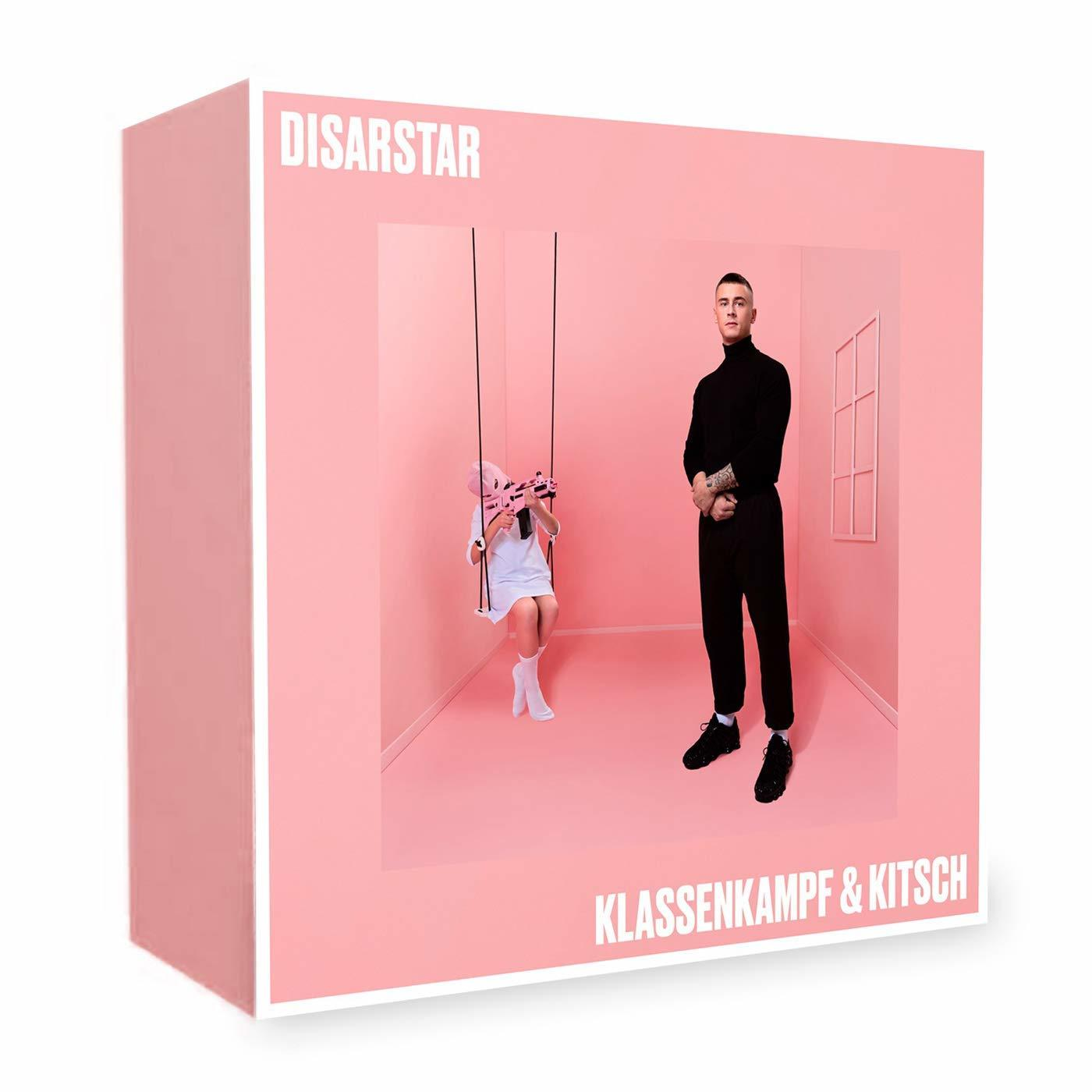 Albumcover mit Mann und Kind in rosa Raum, mit Text.