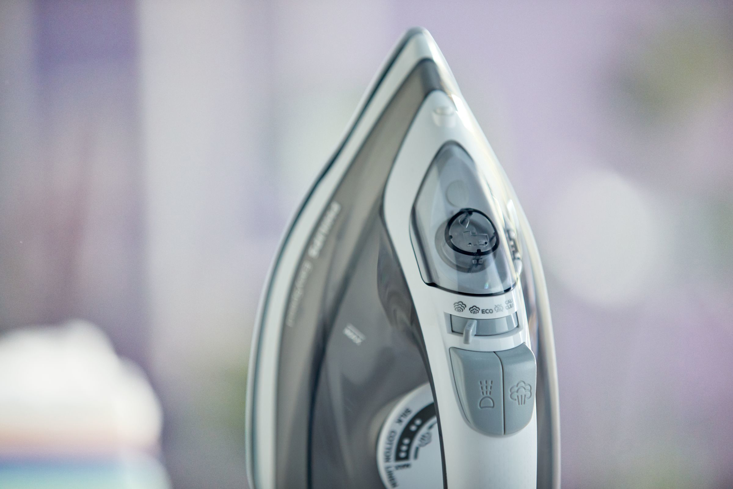 Nahaufnahme eines Philips-Bügeleisens mit Einstellungen und Dampfreglern.