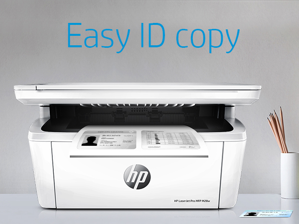 Weißer Drucker kopiert Ausweis. Text: Easy ID copy. Gedruckter Ausweis sichtbar. Schreibtisch und Hintergrund.