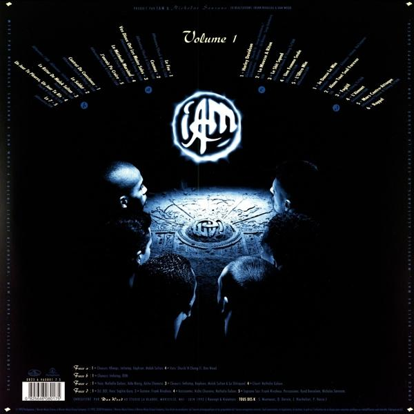 Dunkles Albumcover mit fünf Männern, die auf ein leuchtendes Symbol blicken.