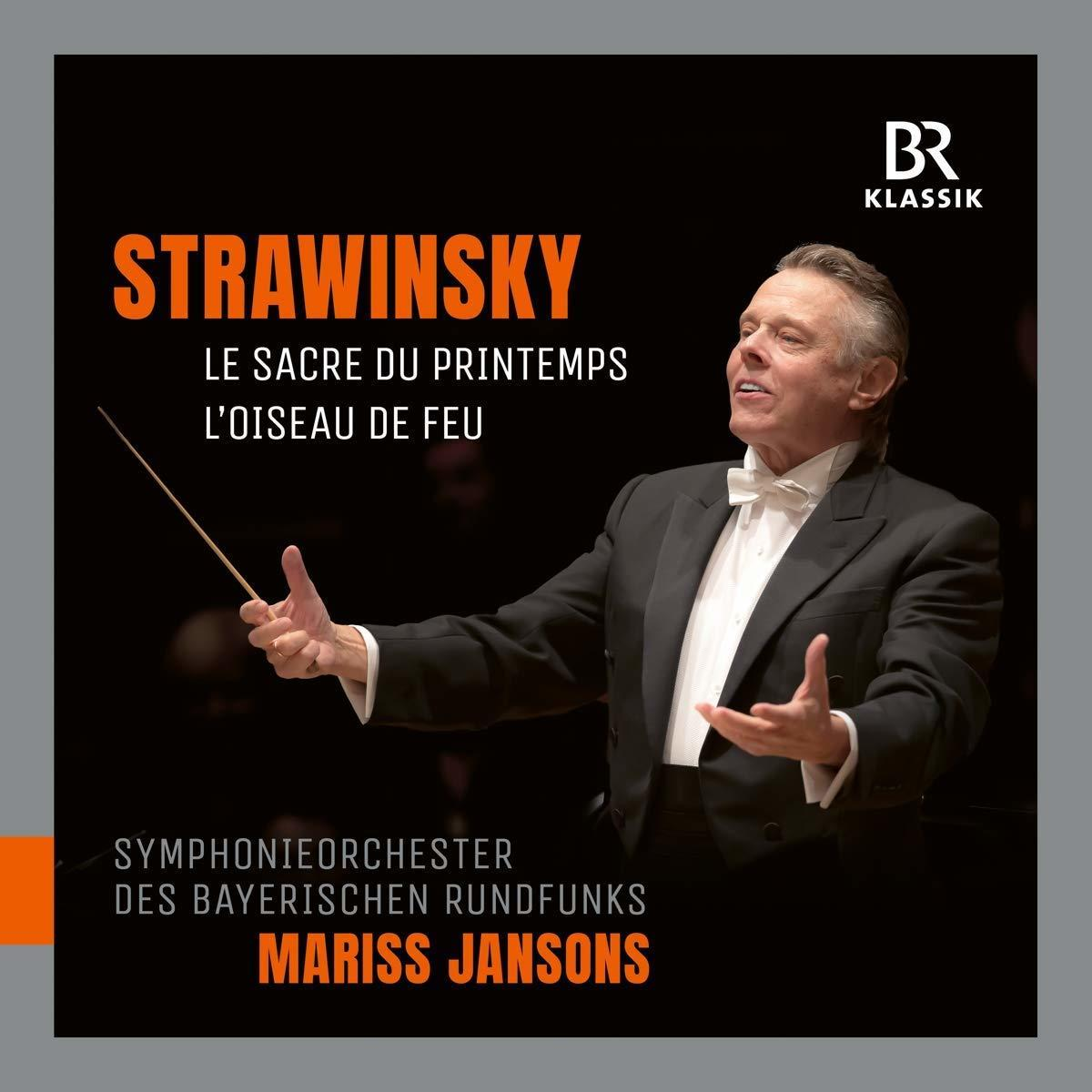 Mann im Anzug dirigiert ein Orchester, Text sagt 'Strawinsky' und 'Le Sacre du Printemps'.