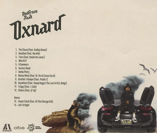 Albumcover mit Auto, Person und Text.