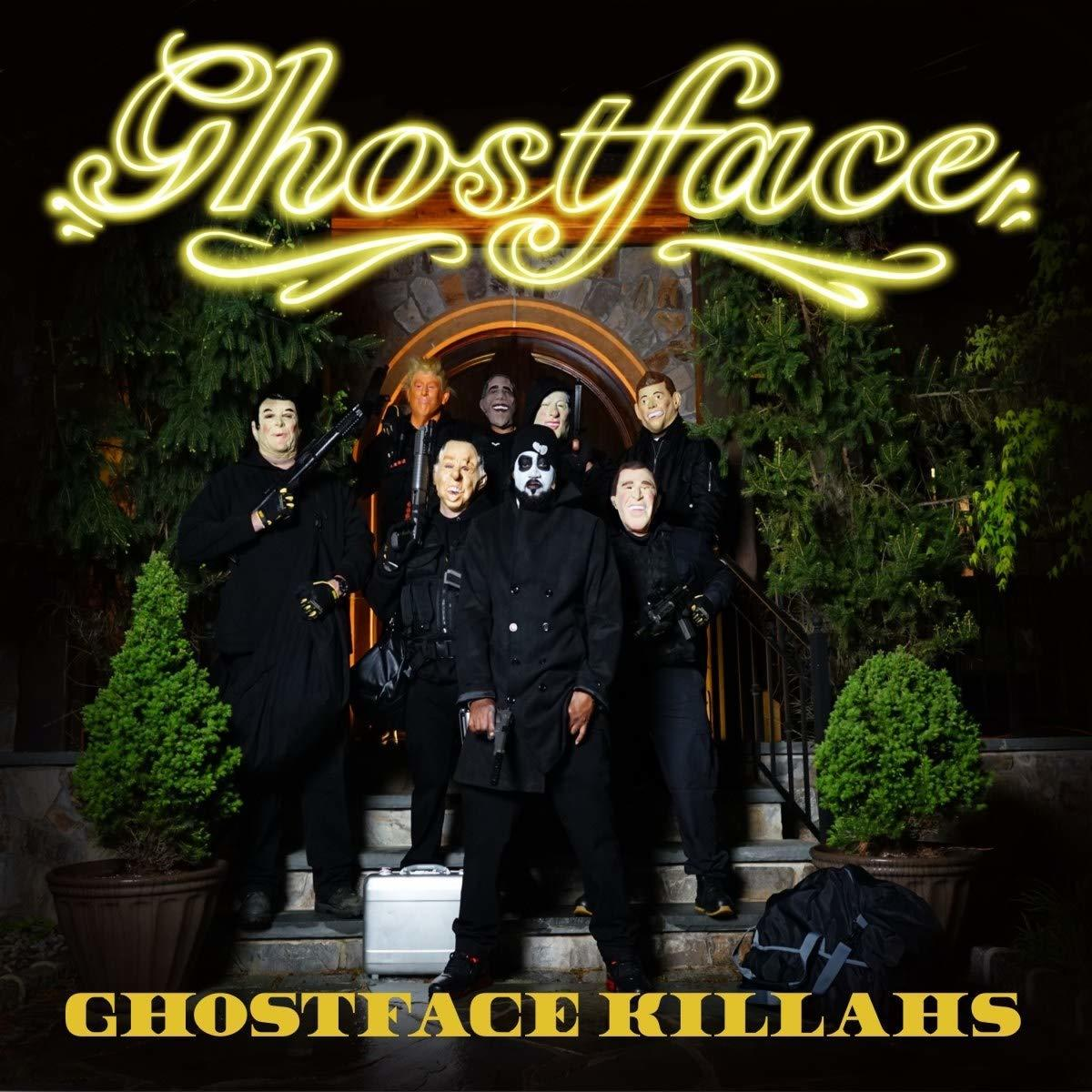 Albumcover mit maskierten Männern, die auf einer Veranda posieren, mit einem Neon-Schild 'Ghostface'.