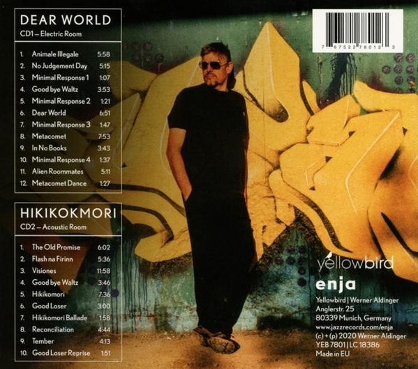 Albumcover mit einem Mann in schwarzer Kleidung vor Graffiti-Kunst.