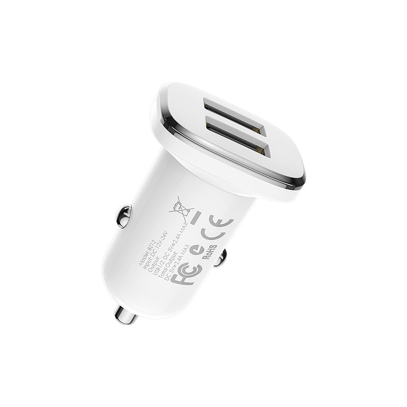 Fehér autós töltő dupla USB porttal és ezüst díszítéssel.