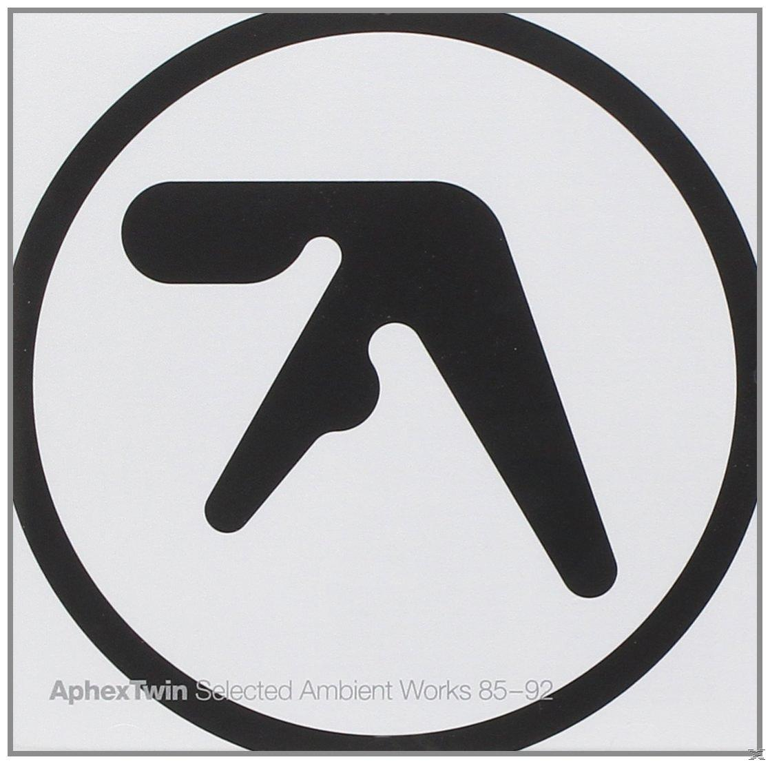 Albumcover: Schwarz-weißes Aphex Twin-Logo auf weißem Hintergrund, darunter Text.