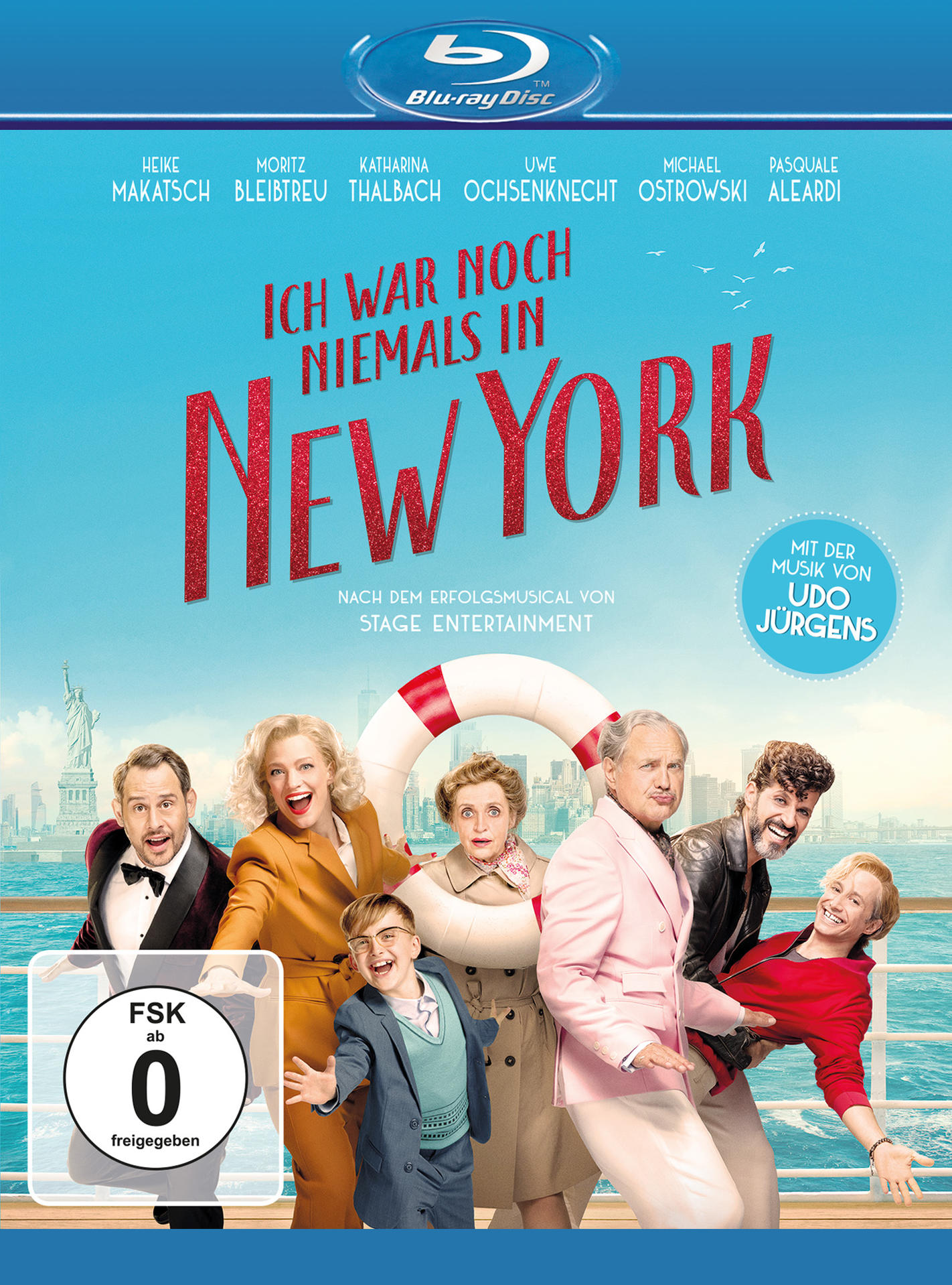 Filmbild zeigt eine Besetzung auf einem Boot mit dem Titel 'Ich War Noch Niemals In New York'.