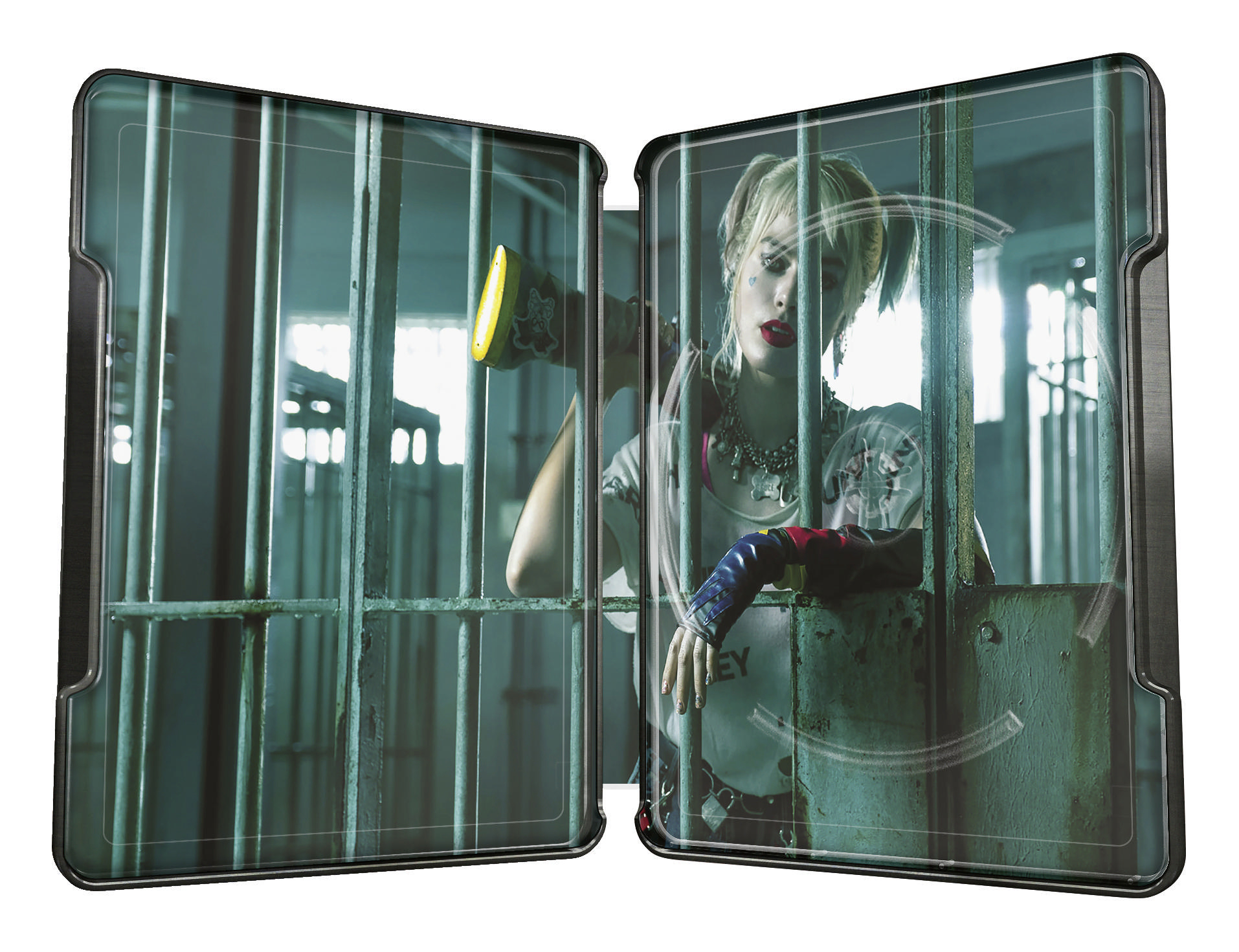 Harley Quinn in einer Gefängniszelle, die ein gelbes Objekt hält. Die Einstellung ist eine Filmszene.