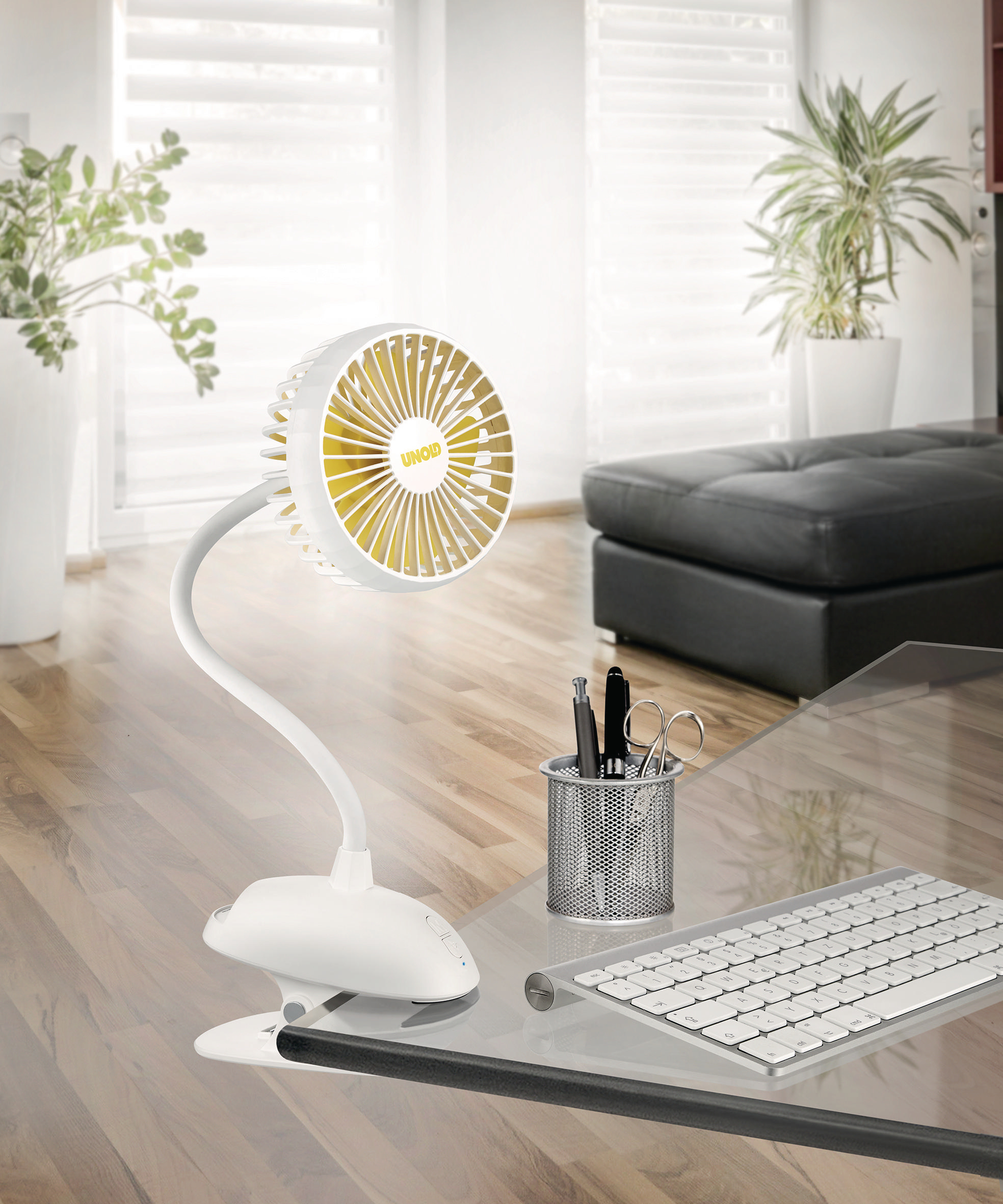 Ein weißer Schreibtischventilator mit gebogenem Hals, auf einem Glastisch mit Tastatur.